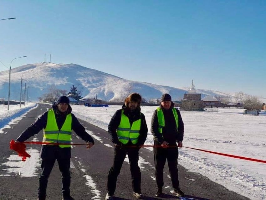 Забайкалье в 2024 году достигло нужного показателя по программе «Безопасные и качественные дороги»  Об этом в ходе оперативного совещания в правительстве края рассказал вице-премьер Алексей Гончаров.  В этом году в рамках программы «Безопасные и качественные дороги» ремонт проводился на 28 объектах. 12 из них уже введены в эксплуатацию, на 13-ти на сегодня идет устранение замечаний, еще три объекта находятся на стадии завершения. Это участки Чита-Ингода  10 км , Дарасун- Солнцево  24,8 км  и маршрута Могойтуй-Сретенск-Олочи  9,6 км .  Александр Осипов поручил региональному Минстрою быть готовым к самому худшему сценарию. В ведомстве заверили главу региона, что все участки проинспектируют и в случае, если будут найдены недочеты, их исправят. Однако сейчас, все находится на контроле.