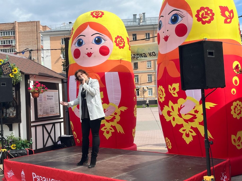 В Рязани ко Дню города открылась ярмарка Рязань готовится к празднованию Дня города и одним из ярких событий в преддверии торжества стала ярмарка организованная на площади возле МКЦ Рязанские фермеры мастера и ремесленники представили свою продукцию на открывшейся ярмарке Посетители могут найти здесь широкий ассортимент товаров от свежей выпечки и украшений из натурального камня до авторских игрушек ручной работы включая самодельные тканевые куклы Организатор Агентство развития бизнеса при поддержке министерства экономического развития Рязанской области Ярмарка представила все многообразие ремесленных традиций Рязанской области На прилавках красуются не только товары из Рязани но и уникальные изделия приехавшие из районов области знаменитая скопинская керамика куклы обереги из Солотчи ароматный шиловский мед Для гостей ярмарки выступили рязанские музыканты Мария Колосовская Валентина Рязанова и Елизавета Еленко Ярмарка открыта для посетителей с 26 по 31 августа 0 http
