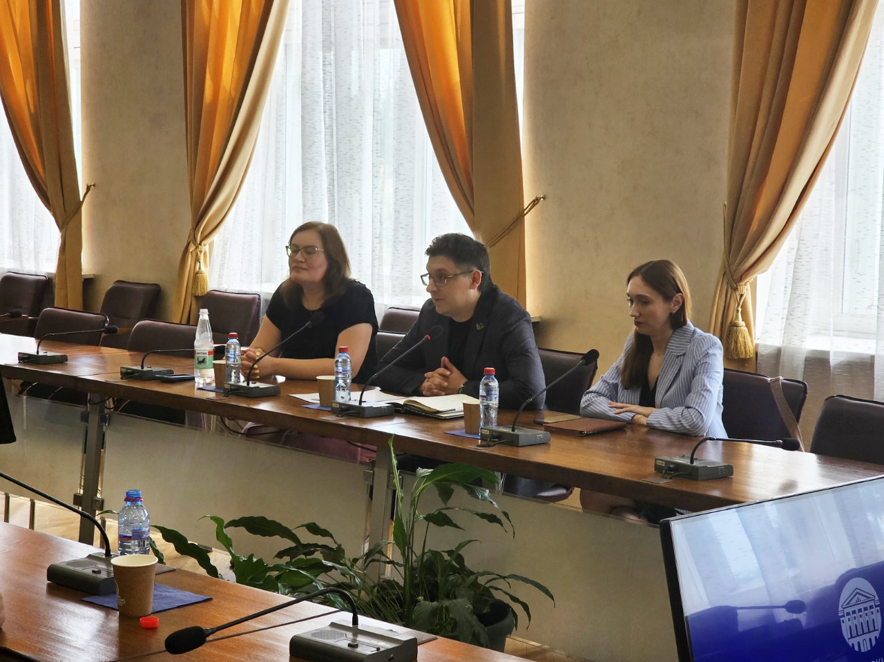 В Летней школе ИГУ прямо сейчас преподаватели из ведущих вузов Китая совершенствуют методику преподавания русского языка как иностранного. Среди партнёров – Цзянсуский и Хэйлунцзянский университеты, которые не первый год выбирают ИГУ для подготовки специалистов    В составе делегации со стороны партнеров:    Лю Чжицян, декан факультета русского языка Цзянсуского научно-технического университета,   Сай На, доцент Цзянсуского научно-технического университета,   Ай Хуэйчжун, доцент Цзянсуского научно-технического университета,   Лю Байвэй, доцент школы перевода Хэйлунцзянского университета,   Сюй Лихун, доцент института русского языка Хэйлунцзянского университета.  Со стороны ИГУ участвовали:    Денис Аксёнов-Грибанов, проректор по научной работе и международной деятельности,    Юлия Елохина, начальник управления международных связей ИГУ,   Юлия Арская, заместитель директора по дополнительному образованию и международным связям, заведующий кафедрой русского языка как иностранного ИФИЯМ ИГУ.    В тонкости русского языка участники Летней школы будут погружаться до 11 августа, а после увезут с собой не только новые знания, но и частичку байкальского вдохновения.