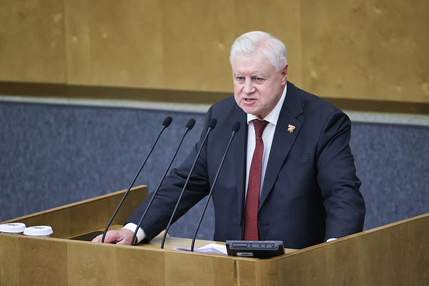 ГОСДУМА В РОССИИ ПРЕДЛОЖИЛИ КОМПЕНСИРОВАТЬ АРЕНДУ ЖИЛЬЯ ОДНОЙ КАТЕГОРИИ РОССИЯН Депутат Государственной думы, лидер партии «Справедливая Россия — За правду» Сергей Миронов предложил выплачивать молодым семьям с детьми ежемесячные компенсации на аренду жилья. Проект внесут на рассмотрение во вторник, 8 июля, документ есть в распоряжении агентства РИА Новости. Парламентарий уточнил, что льготы необходимо предоставить семьям, где оба супруга не достигли 36 лет. Так, семье с одним ребенком собираются компенсировать половину платы за аренду, с двумя детьми — 70 процентов, а с тремя и более — полностью покрыть расходы на съемное жилье. Предполагается, что программа может охватить приблизительно 950 тысяч молодых семей. «Из них 70 процентов за счет экономии семейного бюджета в течение пяти лет смогут собрать средства для улучшения жилищных условий и выплаты первого взноса по ипотеке. Но главное — за счет программы примерно на 10 процентов может увеличиться рождаемость в нашей стране», — убежден Миронов. Ранее сообщалось, что стоимость аренды «однушки» в Москве за год увеличилась на 19 процентов, до 70 тысяч рублей в месяц. Фото: Сергей Карпухин / ТАСС #аврорамедиа_россия Telegram-экосистема АВРОРА МЕДИА МЕДИА НОВОСТИ РЕГИОН ЛАЙФ СПОРТ ГЕРЛЗ ХАЙТЕК ПЕРСОНЫ ИНСАЙД КРИМИНАЛ МОЛОДОСТЬ LIVE АВРОРА МЕДИА YOUTUBE RUTUBE