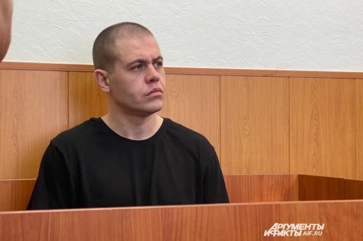 Расстройство личности выявили у мужчины, от которого спасался 9-летний пасынок в Перми, передаёт корреспондент сайта perm.aif.ru из зала суда. В марте 2025 года мальчик выбежал из подъезда в слезах и просил помощи. За ним последовал пьяный мужчина. Соседи спрятали ребёнка и вызвали полицию. После инцидента подозреваемого задержали. Им оказался 32-летний Евгений Овсюков, которому предъявили обвинение и поместили в СИЗО. Судебный процесс над отчимом мальчика начался 11 июля. Его обвиняют по статье 117 УК РФ «Истязание несовершеннолетнего». Как удалось выяснить следствию, мужчина истязал мальчика на протяжении года. 17 июля в Свердловском районном суде началось новое заседание по делу Овсюкова, на котором заслушают показания свидетелей. Как рассказал корреспондент perm.aif.ru из зала суда, по заключению судебной медицинской экспертизы обвиняемый вменяем и осознаёт последствия. При этом у него выявили незначительное расстройство личности, вызванное приёмом психотропных веществ. Оно проявляется через повышенную возбудимость и приступы агрессии. Источник ЧП Пермь Прислать новость