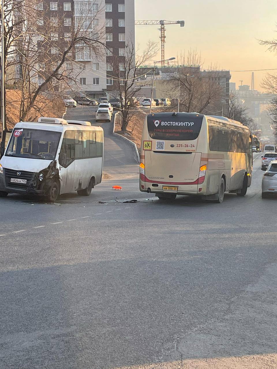 «Не разъехались»: два автобуса столкнулись во Владивостоке на пересечении улиц Спиридонова-Каплунова