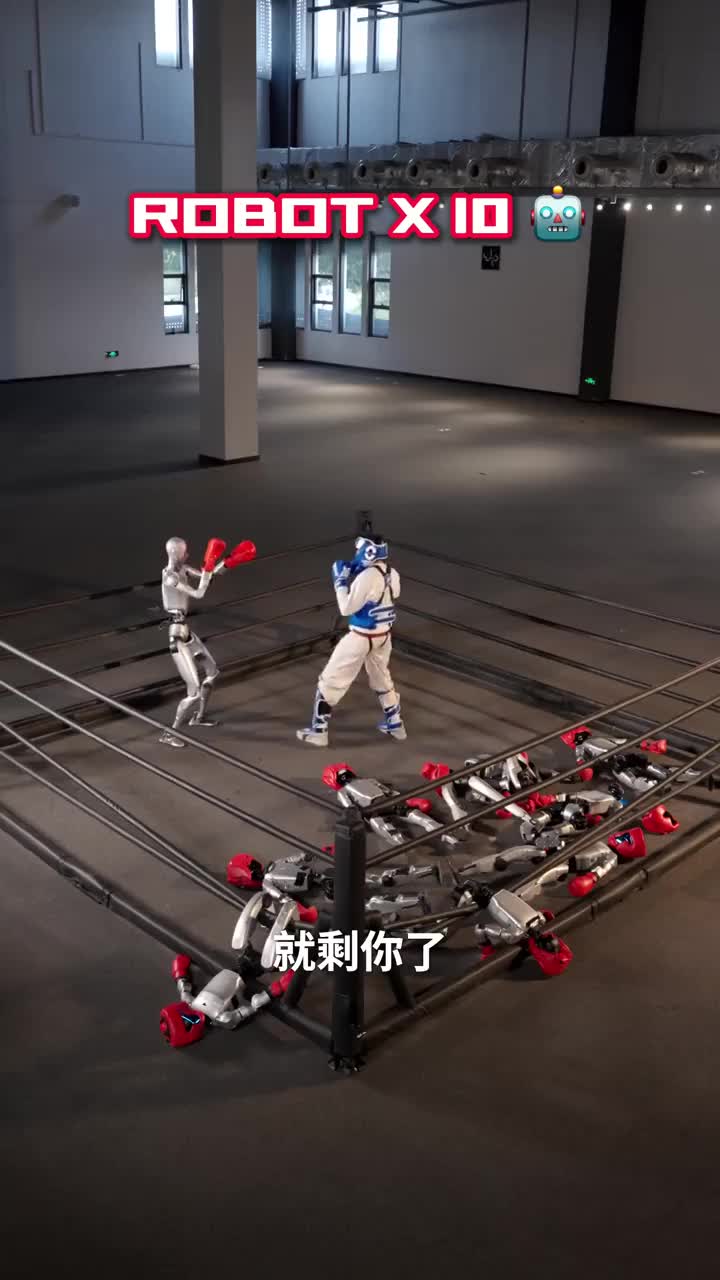 Китаец сразился с десятью роботами на ринге