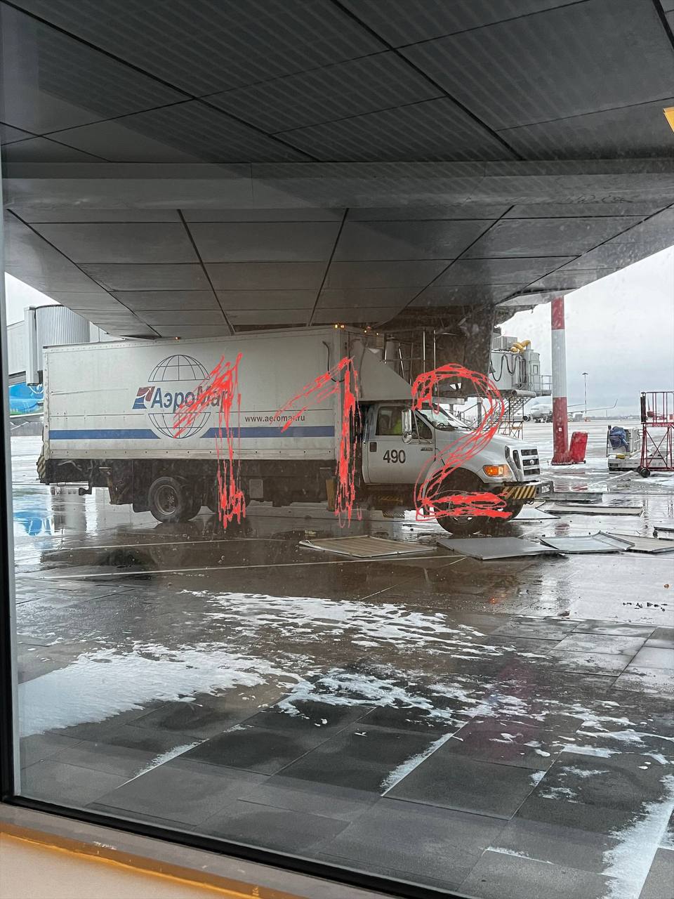 Не рассчитал габариты В аэропорту Петербурга сообщили что грузовик с питанием въехал в ротонду терминала Повреждена облицовка из людей никто не пострадал В аэропорту Пулково рассказали изданию Подъём что инцидент произошёл по вине водителя который решил проехать в проём здания и застрял Никакого трапа никто не задевал Произошёл наезд на ротонду по вине водителя спецавтомобиля поставщика бортового питания компании Аэромар Инцидент не оказал влияние на операционную деятельность аэропорта Есть повреждение облицовки здания пострадавших нет В целом никаких последствий для деятельности нет Это часть здания терминала это не трап это не рукав Просто часть обшивки повредил он не рассчитал габариты своего транспортного средства В аэропорту подчеркнули что на объекте висят предупреждающие знаки и все водители грузовиков знают о предельной высоте ротонды В авиагавани заверили что перебоя с подвозом питания в самолёты из за инцидента нет В сети жители сравнили пулковский проём с мостом глупости в Петербурге под которым регулярно застревают грузовики их водители думают что смогут проехать и игнорируют знаки Подписывайтесь на Подъём