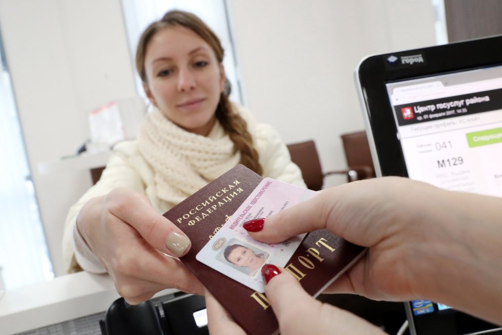 Водителям чьи права после трехлетнего продления заканчиваются в 2026 году не нужно будет сдавать экзамены Об этом сообщили в МВД Замена национальных водительских удостоверений в России осуществляется без сдачи экзаменов но с предъявлением медицинского заключения об отсутствии у водителя противопоказаний к управлению автомобилем пояснили в ведомстве В МВД напомнили что в 2026 году станут недействительными национальные водительские удостоверения срок действия которых истек с 1 января 2023 по 31 декабря 2023 года и автоматически был продлен на три года Водителю для продления удостоверения необходимо предоставить паспорт или иной документ удостоверяющий личность Кроме того потребуется медицинское заключение об отсутствии медицинских противопоказаний или ограничений к управлению транспортными средствами Напомним что из за пандемии Covid в 2022 году вышло постановление правительства согласно которому водительские удостоверения срок действия которых истекал с 1 января 2022 года по 31 декабря 2023 года стали действительными еще три года Позже вышло еще одно постановление которое продлевало на три года срок действия водительских удостоверений срок которых истекает до 31 декабря 2025 года При этом водители должны сами следить за тем когда у них истекает срок действия прав чтобы заменить их Если этого не сделать то водителю грозит крупный штраф от 5 до 15 тысяч рублей как гражданину не имеющему водительского удостоверения Кстати сообщения о том что с продленными российскими водительскими правами нельзя ездить например в Белоруссию опровергли в МВД республики заявив что пролонгированные российские удостоверения действительны на территории РБ Фото Вячеслав Прокофьев ТАСС Подписаться на Российскую газету Читать нас в MAX