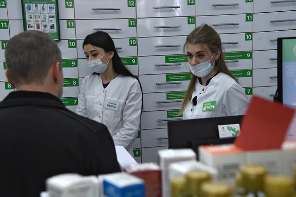 Минздрав предложил разбить на категории перечень стратегически значимых лекарств Первая группа препаратов из списка СЗЛС, на которые при госзакупках предполагается действие принципа «второй лишний», может включить в себя вакцины, препараты крови и анестетики. Механизм «второй лишний» предполагает, что если в госзакупке участвует хотя бы один препарат из списка СЗЛС, а лекарство производится по полному циклу на территории Евразийского экономического союза, то все остальные участники торгов автоматически с них снимаются. Вторая категория препаратов предполагает более мягкий режим протекции отечественных лекарств. Для них будет предусмотрены дополнительные ценовые преференции 25–40%. Деление перечня на два раздела может стать компромиссным вариантом для отрасли и регулирующих инстанций. Текущий формат списка СЗЛС вызывает у рынка опасения за возможные риски, среди которых «резкое снижение конкуренции, увеличение бюджетной нагрузки и остановки существующих производств».