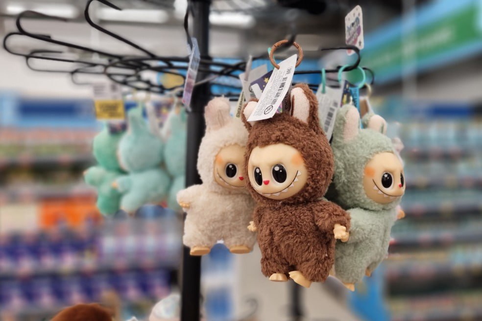 Осторожно куклы вредители поддельные Labubu могут вызывать бесплодие В зубастых монстрах обнаружен опасный химикат DEHP пишут шведские СМИ Это вещество запрещенное в ЕС еще в 1990 х годах до сих пор используется в некачественных игрушках для смягчения пластика DEHP может негативно повлиять на развитие эмбриона плода или ребенка А еще химикат способен нанести вред репродуктивной системе Особенно рискуют дети которые так и норовят попробовать все на зуб Подпишитесь на Абзац Мнения TG VK Дзен MAX Rutube