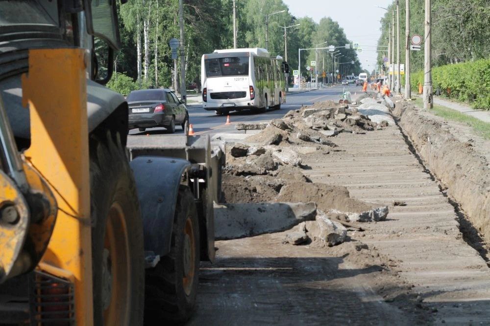 Власти Новосибирска решили заморозить расходы на дорожные работы на фоне ухудшения ситуации в областном бюджете который получил более 50 млрд рублей дефицита за прошлый год Заложенные в бюджете средства на ремонт дорог и тротуаров тратить пока не разрешают и как долго это продлится пока неизвестно заявил депутат Антон Бурмистров По словам депутата в приоритете сейчас ремонт тех дорог и тротуаров по которым есть судебные решения о необходимости привести их в нормативное состояние Но и среди них очередь в несколько лет отметил Бурмистров Подписаться на PRO transport