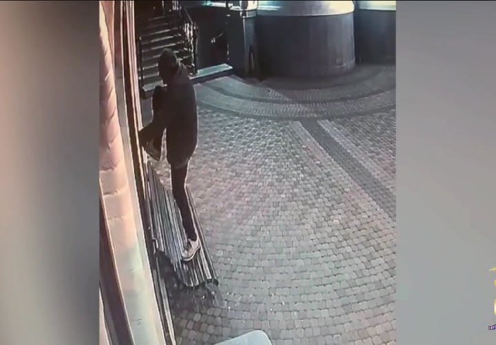  Покусился на святое: в Краснодаре мужчина обокрал церковную лавку Вора полицейские задержали по горячим следам Краснодарские полицейские задержали 54-летнего местного жителя. Его обвиняют в краже денег и драгоценностей из церковной лавки. — Ночью, ранее судимый за кражи 54-летний краснодарец, разбив окно, проник в лавку на территории храма и похитил 3 серебряных изделия и деньги на сумму более 50 000 рублей, — рассказали в пресс-службе ГУ МВД России по региону. Вора задержали под утро на автовакзале краевого центра. Полицейские изъяли у преступника похищенное имущество. Оно будет возвращено законному владельцу. Мужчине же теперь грозит до пяти лет лишения свободы. ВИДЕО