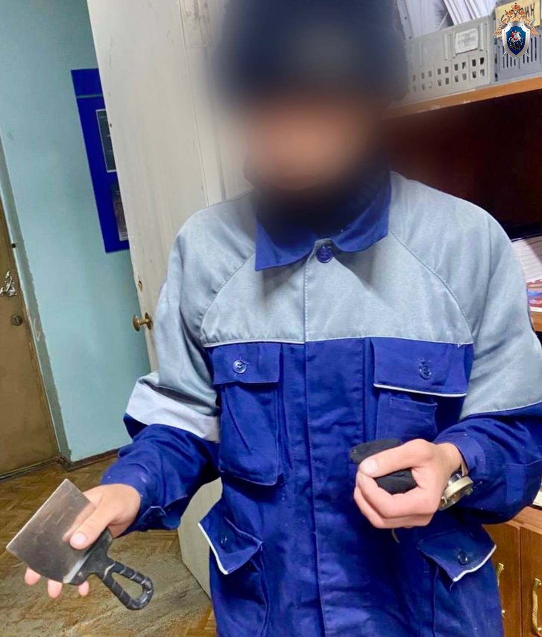 В Зиминском районе по факту разбойного нападения на несовершеннолетнего возбуждено уголовное дело Зиминским межрайонным следственным отделом СУ СК России по Иркутской области возбуждено уголовное дело в отношении 37-летнего жителя города Саянска, подозреваемого в совершении преступления, предусмотренного ч. 2 ст. 162 УК РФ разбой, совершенный с применением предмета, используемого в качестве оружия . По версии следствия, 2 июня в вечернее время в микрорайоне Благовещенский города Саянска на 14-летнего подростка напал мужчина и, угрожая несовершеннолетнему строительным шпателем, похитил его мобильный телефон. Потерпевший добежал до ближайшего магазина и попросил вызвать полицию. Злоумышленник был оперативно задержан. Мужчине предъявлено обвинение, решается вопрос об избрании ему меры пресечения.