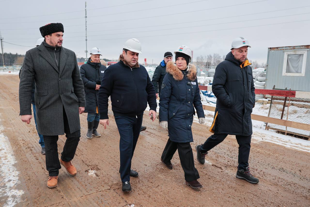 Новая школа возводится в жилом комплексе городского округа Мытищи   Глава городского округа Мытищи Юлия Купецкая проверила ход строительства школы в жилом комплексе «Пироговская ривьера».   На данный момент выполнен монтаж нулевого цикла, полностью залит цокольный этаж. На площадке трудятся 50 строителей.  В марте подрядчик начнет монтаж индивидуального теплового пункта, в летнее время проведет пробный запуск тепла на объект.   Новая школа переменной этажности  3 и 4 этажа  будет занимать площадь 16 900 квадратных метров и рассчитана на 600 мест. В ней разместятся учебные классы, компьютерные кабинеты, спортивные и актовый залы.  На прилегающей территории проведут благоустройство и озеленение, здесь появятся спортивное ядро, зоны для прогулок и отдыха, игровые площадки.  #мытищи_новости