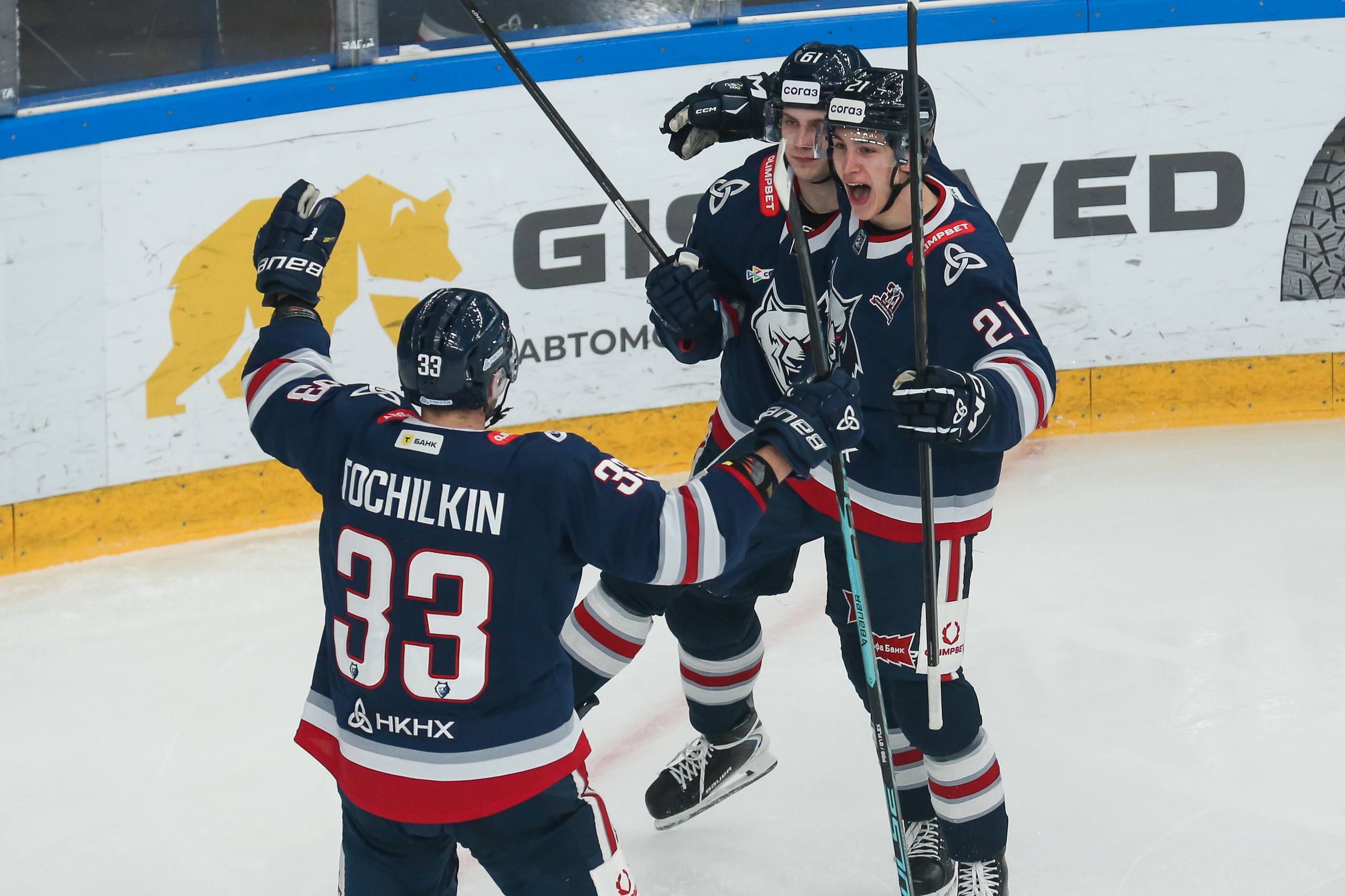 Нефтехимик примет омский Авангард на своем льду В очередном матче регулярного чемпионата КХЛ нижнекамский Нефтехимик на своей площадке повторно сыграет с омским Авангардом Хозяева льда подходят к этой встрече занимая пятую позицию в таблице Восточной конференции На счету волков 18 побед которые принесли команде 37 очков Однако в двух последних турах нижнекамцы терпели поражения Сначала они уступили казанскому Ак Барсу 1 3 а затем проиграли нижегородскому Торпедо со счетом 2 5 Читать полностью