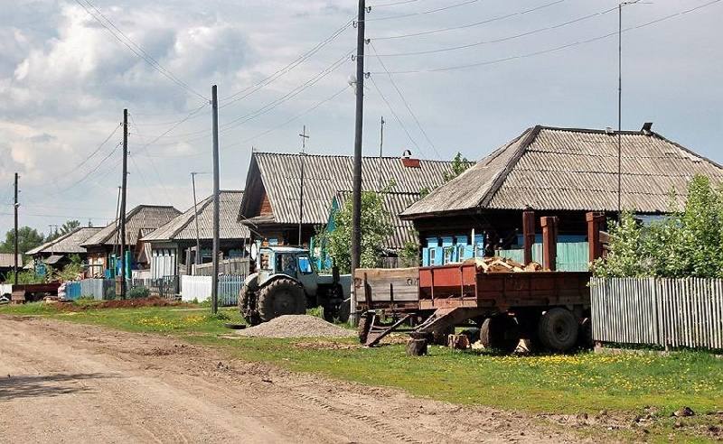 Ко второму чтению проекта закона об организации местного самоуправления  МСУ  поступило 940 поправок. С декабря, как рассказал глава комитета Госдумы по госстроительству Павел Крашенинников, начнутся заседания комитета по подготовке инициативы ко второму чтению.  Основные поправки поступают в статьи, связанные с полномочиями и с переходом на одноуровневую систему МСУ, рассказал Крашенинников. По его словам, 20 регионов уже перешли на такую систему МСУ и еще более 25 регионов готовятся к принятию региональных законов. При этом есть субъекты РФ, которые не очень хотят переходить на новую систему.  Замначальника УВП Евгений Грачев, ответственный в том числе за МСУ, сказал, что сейчас 51 регион находится в той или иной стадии перехода на одноуровневую систему МСУ. За последние годы на 17% сократилось количество муниципалитетов – с 21 000 до 17 000, выросло в 3 раза число муниципальных округов – со 193 до 536. По словам Грачева, там, где перешли на одноуровневую систему, фиксируется рост доходов преобразованных муниципалитетов на 27%, расходы снизились на 32%.