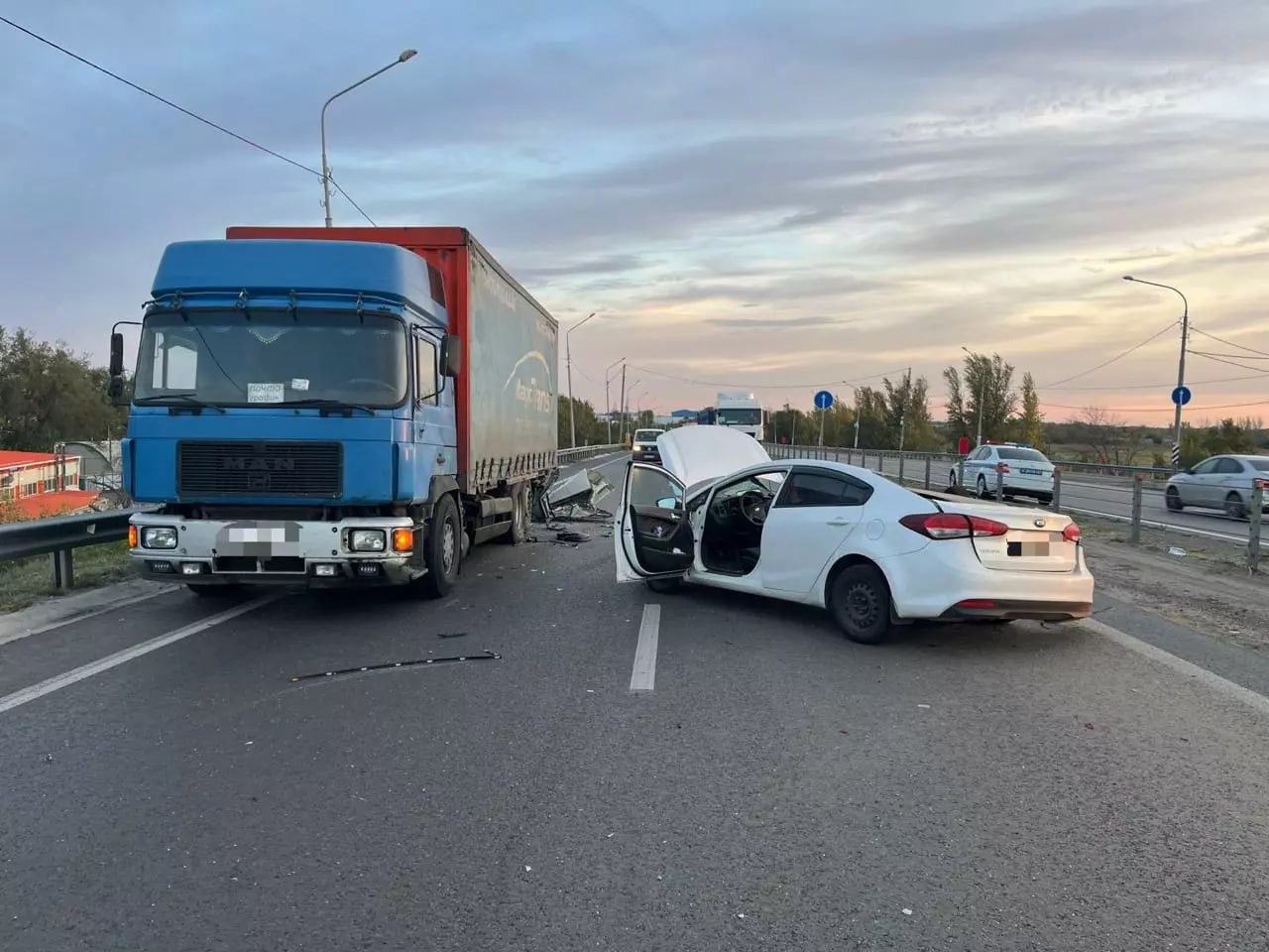 Водитель легковушки чудом выжил в ДТП с грузовиком на трассе под Ростовом  Утром 18 сентября в Батайске произошло жесткое ДТП. Около 05:30 водитель автомобиля «Киа Церато» врезался в стоящий грузовик «МАН».    По предварительным данным, 44-летний мужчина за рулем легковушки ехал по трассе «Южный подъезд к Ростову-на-Дону». В районе технического центра «Эльворти» он потерял управление. Иномарка на полном ходу протаранила остановившийся грузовик. От удара у «Киа» оторвало крышу и смяло правую сторону переднего бампера.    Водитель легковушки чудом выжил. Мужчина отделался синяками и ссадинами. По информации региональной Госавтоинспекции, медицинская помощь ему не потребовалась.   Подписаться на "Новости Ростова"    Прислать новость