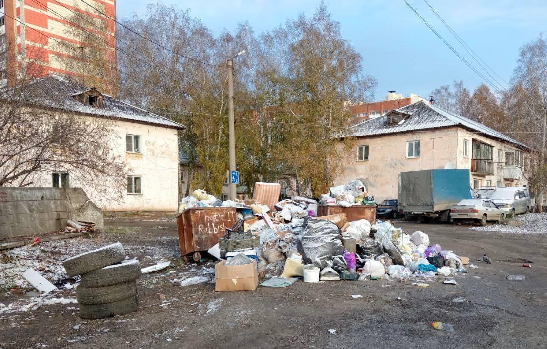 Долг жителей Томска и Томского района за вывоз мусора вырос до 37 8 млн рублей Проблема несвоевременной оплаты услуги сохраняется на протяжении всего года сообщила пресс служба регионального оператора АБФ Логистик В январе 2025 года за вывоз ТКО не рассчитались около 25 жителей а сумма долга составляла порядка 9 млн рублей К сентябрю задолженность увеличилась до 26 6 млн несмотря на то что собираемость платежей достигала почти 90 На 1 декабря 2025 года задолженность населения Томска и Томского района за услугу по вывозу ТКО составляет 37 8 миллиона рублей Региональный оператор убедительно просит жителей погасить задолженность накопленную в течение 2025 года для расчётов с транспортными компаниями говорится в сообщении В АБФ Логистик также напомнили руководителям предприятий и индивидуальным предпринимателям о необходимости заключить договор с региональным оператором на оказание услуги по обращению с твердыми коммунальными отходами