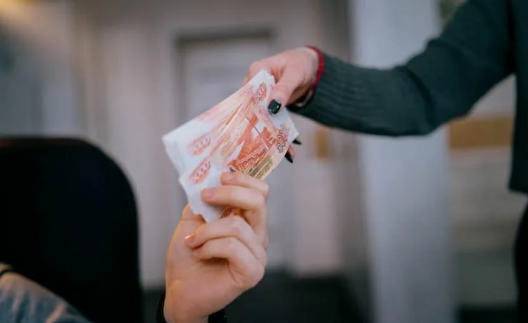 Зарплатные предложения По итогам декабря 2025 года медианный уровень предлагаемой зарплаты в Удмуртии составил 71 тыс рублей медианный уровень зарплатных ожиданий 67 тыс рублей Об этом сообщает пресс служба платформы hh ru В декабре наибольший спрос пришелся на операторов производственных линий 10 от общего объема вакансий водителей 8 упаковщиков 6 продавцов консультантов и кассир 5 а также менеджеров по продажам 4 Наибольший интерес среди соискателей отмечен к позициям менеджера по продажам администратора упаковщика водителя и бухгалтера Подписаться на нас Telegram I MAX