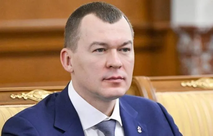 Дегтярёв рассказал о решениях по финансированию принятых на заседании исполкома ОКР Министр спорта и глава Олимпийского комитета России Михаил Дегтярёв рассказал о решениях по финансированию в структуре организации которые были приняты на заседании исполкома ОКР Утвердили введение принципиально нового механизма компенсационных выплат федерациям Начиная с 1 июля 2026 года ОКР будет оплачивать труд трёх специалистов по антидопингу по международной деятельности и одного дополнительного финансиста юриста или сотрудника пресс службы на выбор федерации Соответствующие заявки от федераций будет рассматривать профильная комиссия ОКР Мы прекратили членство в ОКР ряда организаций не соответствующих обновлённому уставу утвердили новый реестр 89 членов вместо 100 Продолжаем усиливать роль спортивных федераций в управленческой структуре ОКР в соответствии с Олимпийской хартией Также Дегтярёв заявил что ОКР выплатит денежные поощрения спортсменам которые не были допущены до участия в зимних Олимпийских играх 2026 года в Милане Источник clc li rfKjQ