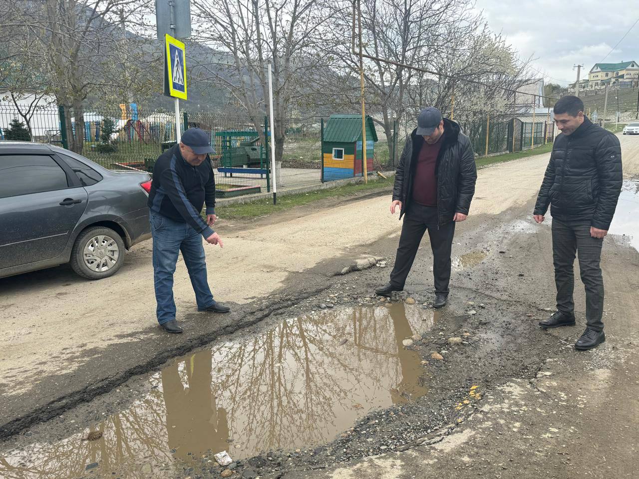 В пгт Новый Карачай проведены ремонтные работы дорожного покрытия на улице Октябрьская. Глава администрации поселка Аслан Магомедов, его заместитель Магомед Лайпанов и генеральный директор ООО «ВОДСЕРВИС» Дайфур Эльканов провели осмотр участков дороги с целью предотвращения повреждения водопроводных коммуникаций перед началом ремонтных мероприятий. Ремонтные работы были успешно завершены, обеспечивая комфортное передвижение жителей поселка по указанному участку дороги. Также в дальнейшем планируется проведение ремонтных работ дорожного покрытия по улице, ведущей к школе поселка Новый Карачай.