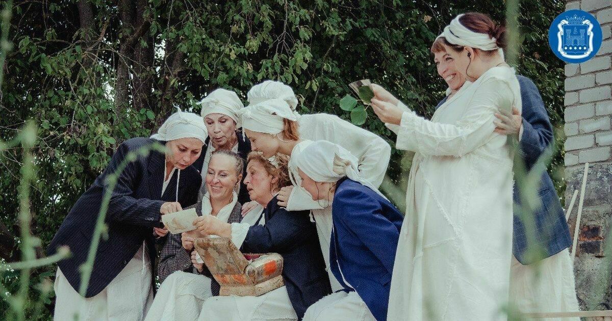 Проект из Правдинска победил во Всероссийском конкурсе Диплом второй степени руководителю Правдинского городского дома культуры Анне Агваньянц на торжественной церемонии в Москве вручила министр культуры России Ольга Любимова Спектакль путешествие разыгрывается в декорациях исторической застройки посёлка Железнодорожный Сюжет связан с темой творчества Гофмана говорится в сообщении