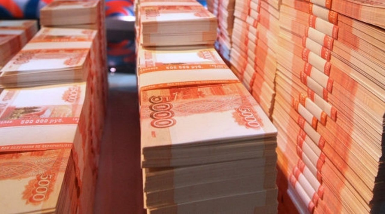 Госкомпании по итогам года перечислят в бюджет РФ 1 1 трлн рублей дивидендов Половину суммы направят Сбер и ВТБ рассказали в Минфине На 2026 год ведомство заложило поступления дивидендов от госкомпаний в размере 703 млрд рублей и возможно план будет перевыполнен Все доходы в виде прибыли которая приходится на доли в уставных капиталах компаний или дивидендов по акциям принадлежащим государству прогнозируются Минфином в размере 765 2 млрд рублей в 2027 году и 829 2 млрд рублей в 2028 году Эти суммы включают дивиденды от Сбербанка Государству через ФНБ принадлежит 50 плюс 1 акция банка fatcat18