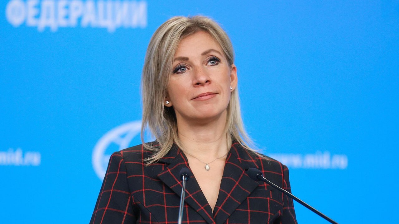 Российская сторона содействует воссоединению украинских детей с родственниками, сообщила Мария Захарова.  "Одобренный так называемой международной коалицией по возвращению украинских детей текст является очередным проявлением русофобии и двойных стандартов. Заявление нацелено не на помощь детям, а на продолжение клеветнической кампании против России", — подчеркнула официальный представитель МИД.  Дипломат добавила, что украинские дети, оказавшиеся в РФ, находятся в безопасности под госконтролем в детских учреждениях.