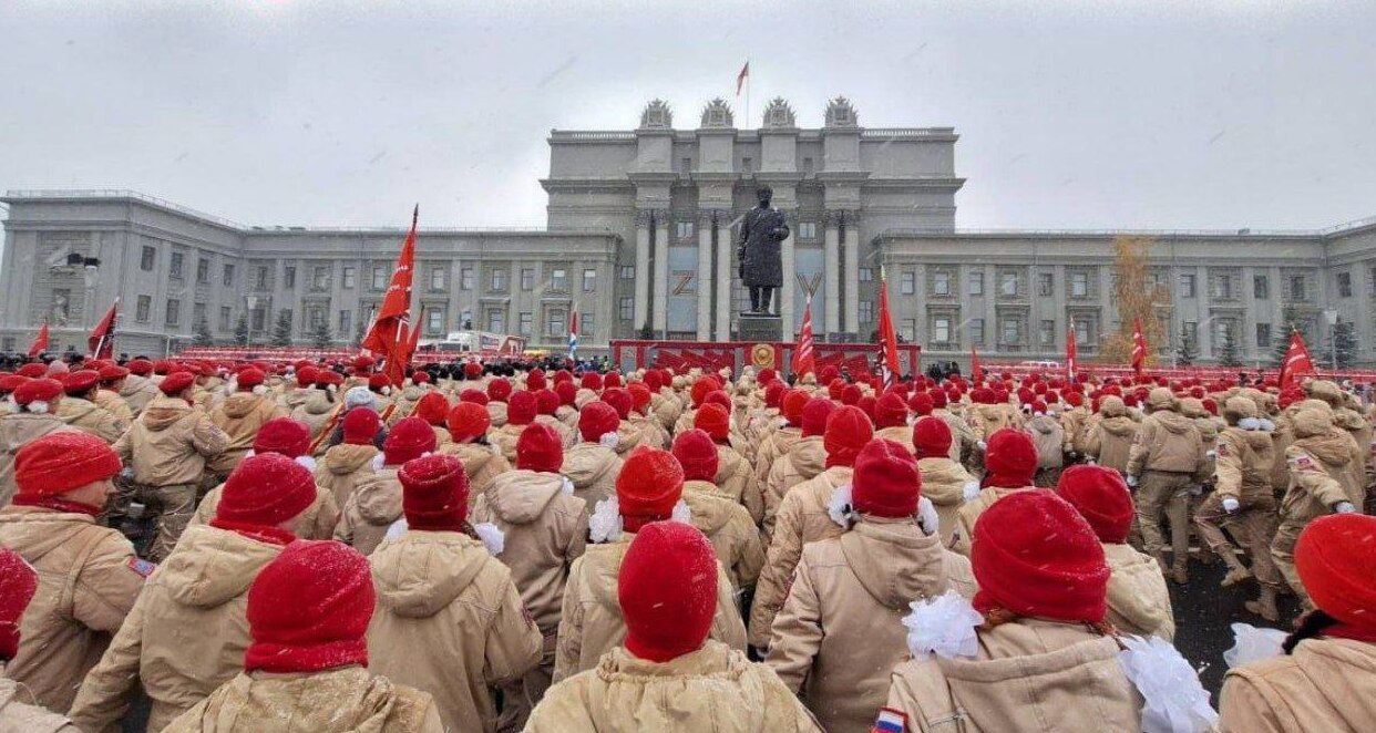 Самара стала столицей юнармейского движения 160 тыс человек проголосовали за город онлайн Самару назначили юнармейской столицей 2026 Город победил во всероссийском онлайн голосовании Область поддержали 160 тысяч человек Это 39 от общего числа проголосовавших Об этом в Telegram сообщил первый вице губернатор Самарской области Александр Фетисов Отрыв от соперников почти трёхкратный благодаря самим юнармейцам школьникам отдавшим за них голоса родителям и всем кто поддерживает движение Вот она сила нашего настоящего единства Вкус этой победы особенно сладок так как номинация была представлена впервые и Самарская область сразу же её завоевала похвалился удачной мобилизацией людских ресурсов Фетисов Работа которую мы ведём с начальником регионального штаба Юнармии Алексеем Борисовичем Родионовым и Минобороны с 2016 года даёт результат В следующем году военно патриотическому детско юношескому движению должно исполниться десять лет Сейчас в него входит более 2 млн участников Почти 70 тысяч из них самарцы Статус главного юнармейского города России означает что в следующем году в регионе проведут соревнования творческие конкурсы и праздничные мероприятия федерального уровня В Параде Памяти по планам впервые примут участие юнармейцы со всей России Восемь федеральных округов направят в Самару свои расчёты Патриотическим воспитанием в Самарской области занимаются 319 детских военно патриотических объединений Их участниками являются 25 3 тыс обучающихся Российское движение детей и молодежи Движение первых и всероссийское детско юношеское военно патриотическое движение Юнармия охватили 666 общеобразовательных учреждений региона В 2024 25 учебном году на пятидневных учебных сборах обучили 13 2 тыс юношей в области обороны Все они прошли подготовку по основам военной службы Также в общеобразовательных учреждениях действуют кадетские классы кадетские отряды и кадетские корпуса Всего в этом году в 63 образовательных организациях функционируют 254 класса где обучаются более 6 тыс кадетов