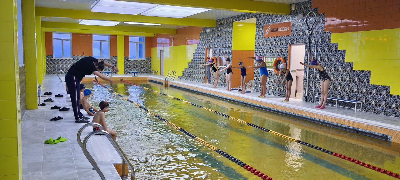 Заплывы возобновлены  Во Дворце детского творчества в Анадыре официально дан старт первым заплывам после капитального ремонта бассейна Теперь наши дети смогут заниматься плаванием в комфортных условиях ведь общий объем инвестиций превысил 32 млн рублей Благодаря поддержке Правительства Чукотского автономного округа и Администрации города удалось создать современный и безопасный бассейн отвечающий высоким стандартам качества Важный этап реализации проекта прошёл успешно благодаря стараниям подрядчика ИП Чурашев В М который выполнил работы по демонтажу устаревших конструкций стяжке полов укладке плитки и монтажу новых инженерных систем   Даже в процессе ремонтных работ спортсмены продолжали подготовку специально организованные сухие тренировки помогли сохранить отличную физическую форму Теперь ребята снова погружаются в мир воды уверенно бороздят волны и готовятся к новым победам   Занятия по плаванию посещают 380 ребятишек с 1 го по 9 й класс Анадырь Спорт ЗдоровьеДети РазвитиеАнадыря