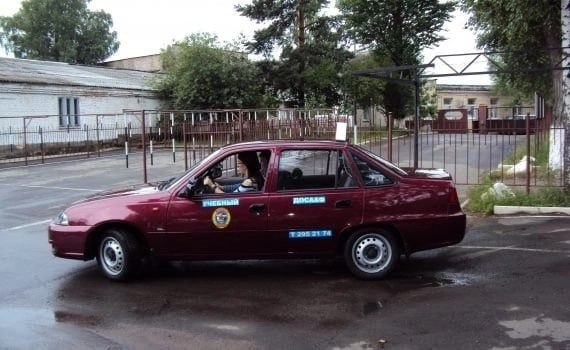 В Беларуси упростили практический экзамен по вождению в городе. Теперь нужно выполнить только 3 элемента вместо 8: проезд по многополосной дороге, разворот на нерегулируемом перекрёстке и один левый поворот. Упразднены требования проезда регулируемых перекрёстков и сокращено число обязательных левых поворотов. Для водителей с открытыми категориями введены послабления: при наличии категории B автодром не нужен для сдачи на C, и наоборот. Для категорий с прицепом BE, CE, DE площадка остаётся обязательной. На автодроме теперь нужно сдать 3 из 4 упражнений, а результат озвучивают в течение 5 минут. ПОДПИСАТЬСЯ ПРИСЛАТЬ ИНФОРМАЦИЮ Мы в ВК Наш YouTube Мы в Instagram