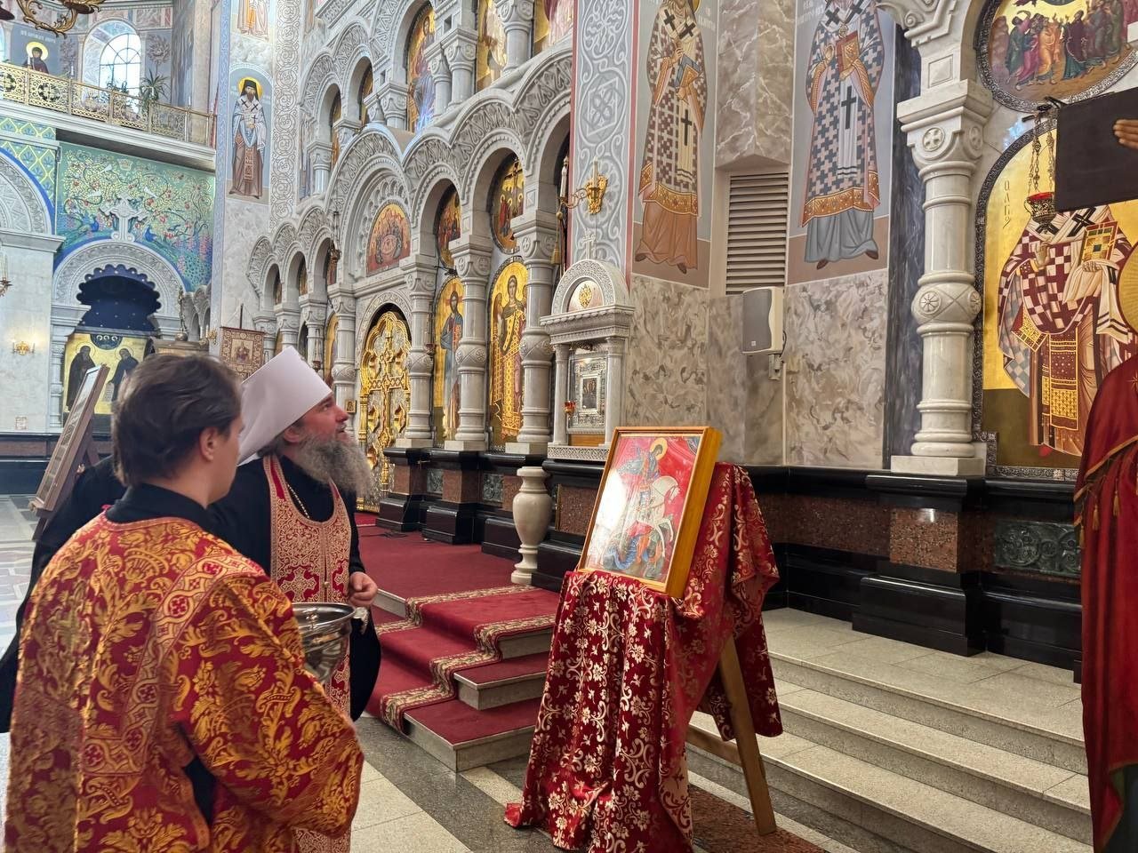 Сегодня митрополит Екатеринбургский и Верхотурский Евгений освятил новосооруженный крест, установленный на вершине храма, на месте мученического подвига святых Царственных страстотерпцев.   Его изготовили специалисты компании BasmArt под руководством Максима Александровича Лавданского.  Первые средства на создание креста и завершение строительства купола алтаря выделил политический деятель, председатель комитета Государственной Думы по международным делам Леонид Эдуардович Слуцкий.  Основные труды по созданию убранства верхней части алтаря святых Царственных страстотерпцев понес Алексей Сергеевич Жабреев, руководитель компании Fortis Development, именно с его помощью проект был завершен.