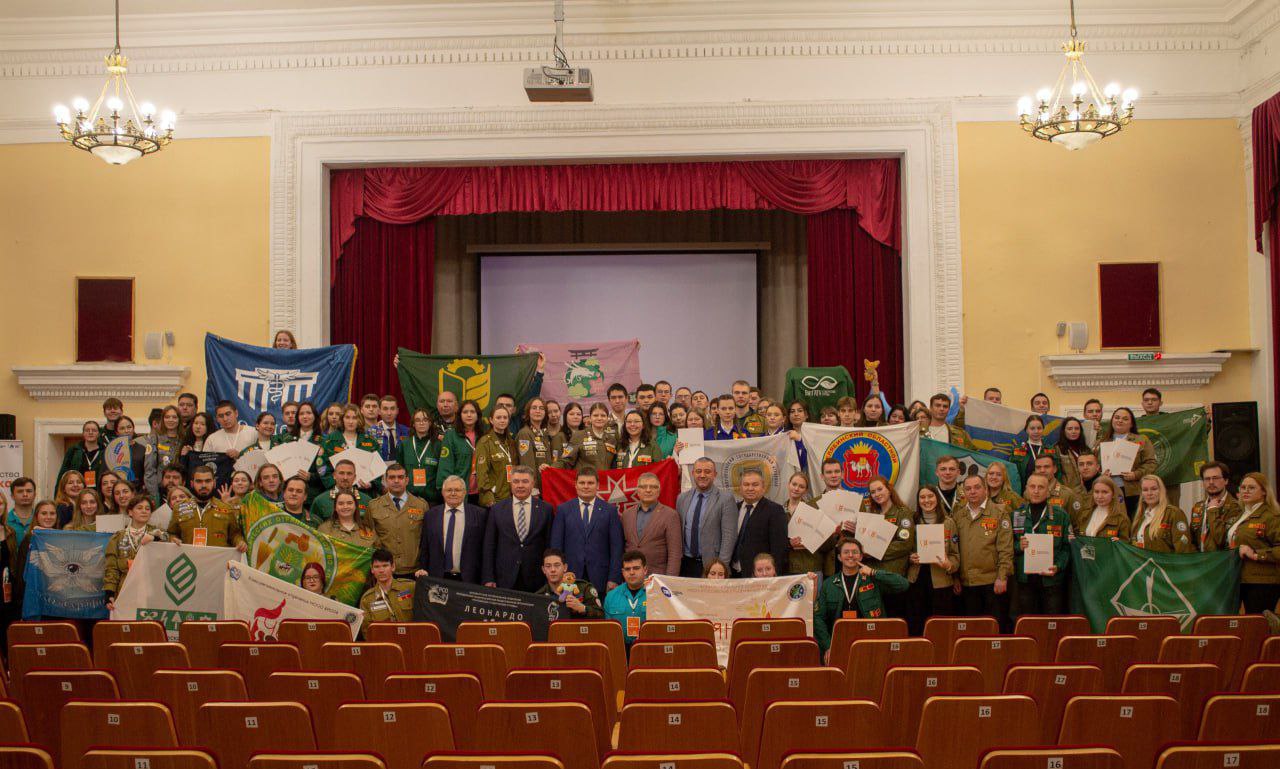 Итоги работы студенческих сельскохозяйственных отрядов подвели на Всероссийском слете студенческих сельскохозяйственных отрядов аграрных вузов России Участниками слета в Казани стали 170 представителей Российских студенческих отрядов и сотрудников аграрных учебных заведений из 35 регионов страны В мероприятии принял участие первый заместитель председателя ТПП РТ Артур Николаев Участники посетили экскурсии по агробиотехнопарку Казанского государственного аграрного университета Буинскому ветеринарному техникуму и объектам одного из ведущих работодателей для сельскохозяйственных отрядов Татарстана ООО Авангард и других предприятий На слете назвали победителей конкурса Лучшее высшее учебное заведение организующее работу студенческих отрядов Обладателем второго места стал Казанский государственный аграрный университет Второе место среди лучших работодателей заняла Холдинговая компания Ак Барс Подробнее на сайте ТПП РТ Подписаться на канал Торгово промышленной палаты Республики Татарстан