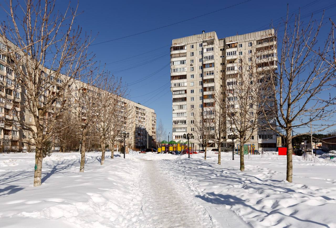 Предотвращать аварии на тепловых сетях в 42 городах Подмосковья поможет специально разработанный  программно-аппаратный комплекс.   Теперь инциденты дистанционно распознаются на ранних этапах с помощью мониторинга специальными датчиками. Специалисты могут удалённо следить за показателями температуры воды и давления внутри магистрали, а в случае отклонения нормативов на 2-3 единицы получают оповещения на смартфон.   Разработанная МТС система позволит предотвращать аварийные ситуации на магистральных трубопроводах в зимнее время, что имеет ключевое значение для более чем 4 миллионов жителей и десятков тысяч предприятий в регионе, в том числе в Красногорске и Орехове-Зуеве.  К проекту уже подключено несколько сотен котельных.    Подписаться   Написать нам