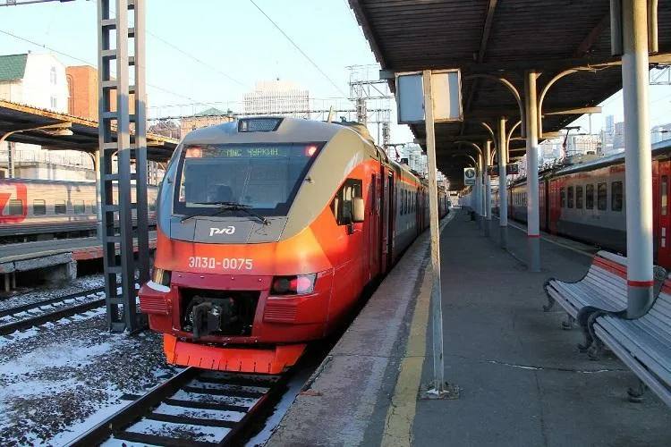 Он уехал прочь на ночной электричке С начала года электрички Владивостока перевезли 300 тысяч человек С введением единого городского тарифа горожане чаще начали пользоваться электричками А ещё из за пробок снега и прочих неурядиц Пассажиропоток увеличился на 21 с прошлого года за тот же период С 1 января 2025 года зона действия единого городского тарифа была расширена до станции Угольная охватив 17 станций Сейчас стоимость проезда на маршрутах Владивосток Угольная Мыс Чуркин Угольная Мыс Чуркин Владивосток на электропоездах составляет 32 рубля а на скорых экспрессах 37 рублей Фото vladnews Подписаться на Telegram  Подписаться в MAX