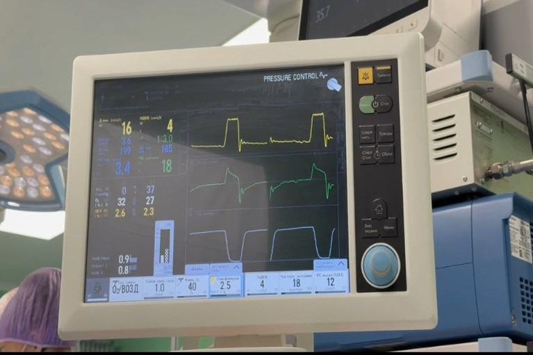 В Иркутске хирурги успешно прооперировали ребенка с редким заболеванием В больницу поступил 6 летний пациент с заболеванием которое истощает организм и провоцирует тяжелые респираторные осложнения За этой операцией стоит увлекательная история В 1955 году немецкий хирург Рудольф Ниссен предложил оригинальную методику В детской хирургии этот подход начал активно использоваться с 1980 х годов а сегодня мы можем предложить его современный эндоскопический вариант пояснил врач Иркутской областной детской клинической больницы Юрий Козлов Операция прошла успешно Теперь ребенок сможет нормально питаться расти и развиваться без обострений