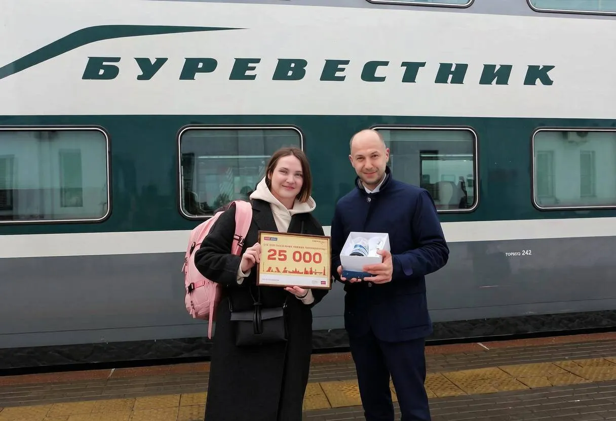 Буревестник перевёз 500 тысяч пассажиров Скоростной двухэтажный поезд Буревестник перевёз более полумиллиона пассажиров между Нижним Новгородом и Москвой с момента его запуска Счастливый 500 тысячный билет на поезд 703 приобрела жительница Нижнего Новгорода Екатерина Кузнецова Она рассказала что часто пользуется поездами для деловых поездок и отметила удобство расписания Буревестника и комфорт современных вагонов   Железнодорожники поздравили Екатерину вручив в подарок фирменный подстаканник с символикой Буревестника и сертификат на 25 тыс баллов программы лояльности РЖД Бонус Буревестник курсирует с 3 декабря прошлого года совершая ежедневно по три рейса В его составе комфортабельные двухэтажные вагоны с местами для сидения купейный штабной вагон СВ и вагон бистро В периоды повышенного спроса на перевозки он курсирует увеличенным составом
