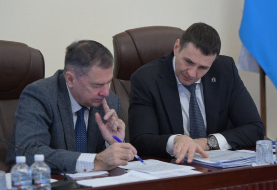 Хабаровский край посетил замначальника Контрольного управления президента РФ Валентин Летуновский проверил выполнение поручений президента и обсудил планы социально экономического развития региона В Комсомольске на Амуре уже есть конкретные результаты Запустили интерактивный центр Эвристика обновлённая набережная летом заработала с участием президента в видеосвязи До конца года планируют завершить второй этап инженерной защиты города от паводков и благоустроить шесть придомовых территорий Помимо этого строится подъездная дорога к пункту пропуска на Большом Уссурийском острове что повысит пропускную способность и упростит транспортные потоки Объемы финансирования по нацпроектам за два года выросли почти вдвое а доля выполненных мероприятий превысила 80 Отдельно обсудили судоходство на Амуре Региону нужен единый план который объединит грузовые пассажирские и туристические потоки и чётко распределит роли федеральных органов соседних регионов и КНР Предлагаю создать целостный документ под названием Амур как международный транспортный коридор со всеми видами потоков грузовыми пассажирскими и круизными отметил Летуновский Теперь Хабаровскому краю предстоит собрать все проблемные точки и оформить стратегию которая реально развернёт амурское судоходство и превратит бумажные планы в конкретные действия