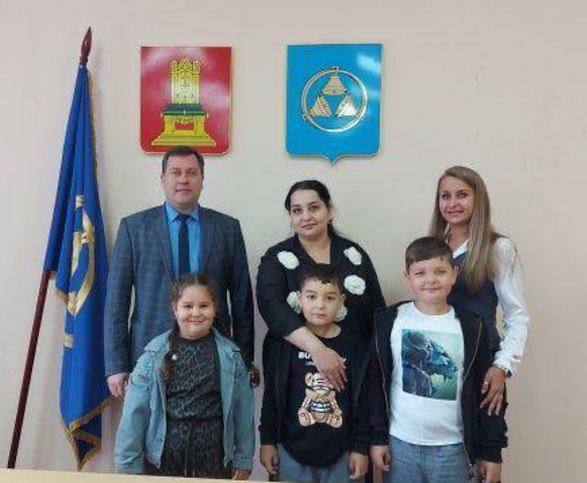 В Тверской области — настоящий праздник для многодетного семейства. Местные власти с барского плеча подарили цыганке Рузанне, матери-одиночке с тремя детьми, просторную трехкомнатную квартиру.    Пока сияющая от счастья Рузанна принимает ключи, в соцсетях бурно обсуждают событие и выдвигают обвинения: ходят слухи, что она якобы фиктивно развелась с отцом детей, с которым продолжает жить.    В комментариях супруга военнослужащего, чья семья семь лет томится в очереди на жилье, интересуется: как предприимчивой Рузанне и ее родственникам удалось так ловко обойти систему?