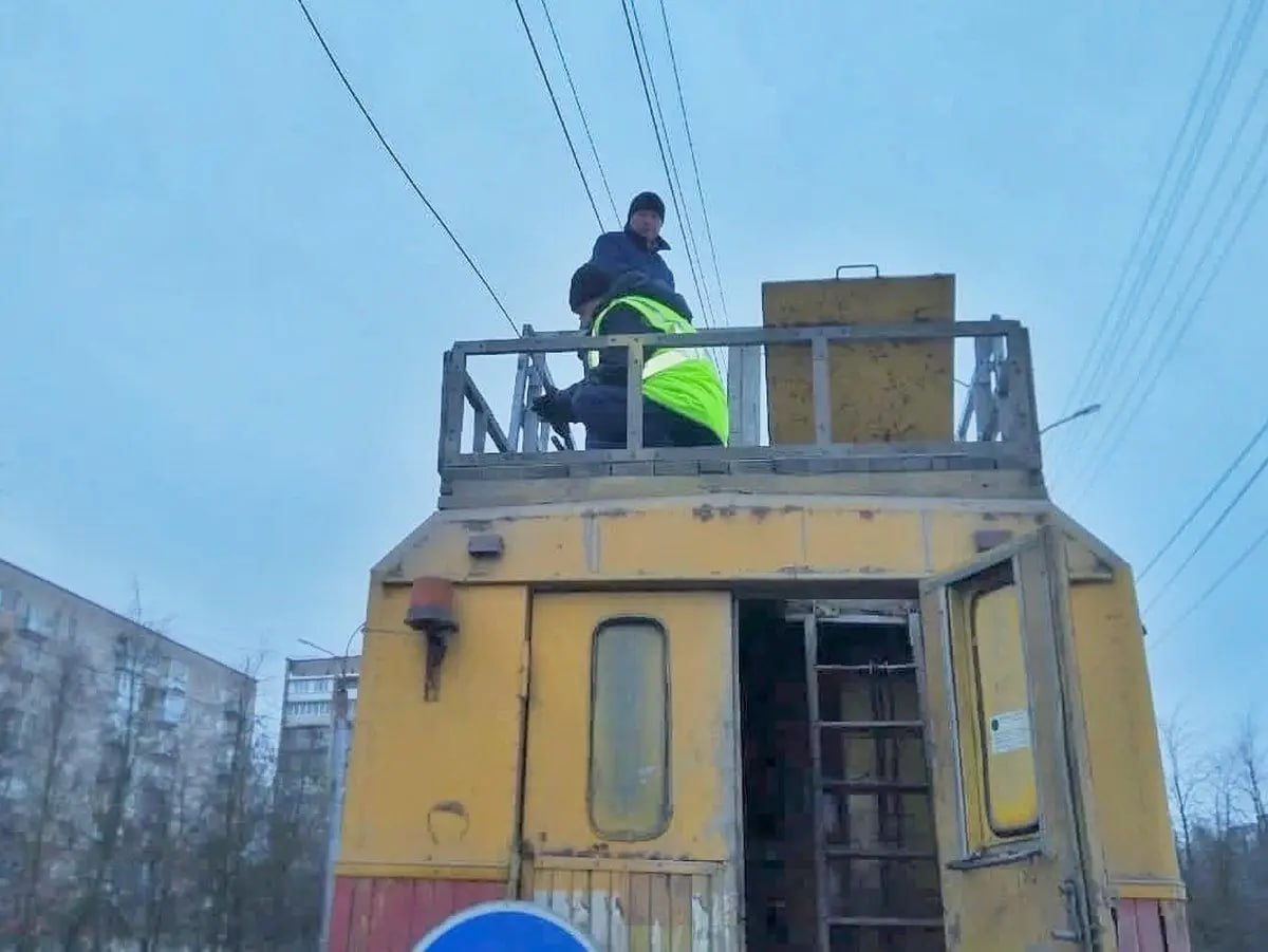 В Великом Новгороде из-за обрыва сети остановилась часть троллейбусов  Утром в Великом Новгороде остановились часть следовавших по своим маршрутам троллейбусов.   По словам генерального директора АО «Автобусный парк» Владимира Ерёмина, причиной этого стал обрыв контактной сети рядом с разворотным кольцом на Большой Санкт-Петербургской улице.  – Это рабочая ситуация, – пояснил он. – Сейчас наши специалисты ликвидируют обрыв. Часть троллейбусов остановилась в том числе для того, чтобы не создавать пробки на дорогах.