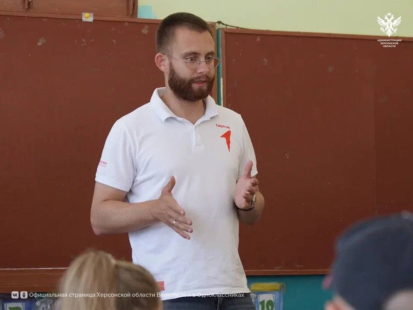 Сотрудники Движения Первых Херсонской области провели объезд прифронтовых и отдаленных муниципалитетов региона  В ходе рабочей поездки в Ивановский, Нижнесерогозский, Верхнерогачикский, Великолепетихский и Горностаевский округа представители «Движения Первых» обсудили с главами округов развитие молодежных инициатив и проекты, способствующие профориентации.   Участникам встреч рассказали о предстоящих мероприятиях в Творческом поселке «Счастливцево» и осенних оздоровительных сменах в Крыму.  Также был анонсирован план создания муниципальных координационных советов «Движения Первых», которые начнут функционировать в III квартале 2025 года. Главной темой станет дальнейшее развитие молодежных инициатив и поиск новых форм поддержки со стороны местных властей.  «Создание координационных советов при главах муниципальных округов — это важный шаг, который позволит еще теснее работать с молодежью и эффективнее реализовывать проекты на местах», — рассказал Председатель «Движения Первых» Херсонской области Алексей Лаврентьев.  Сайт   ВК   ОК  #Администрация_Херсонская_область