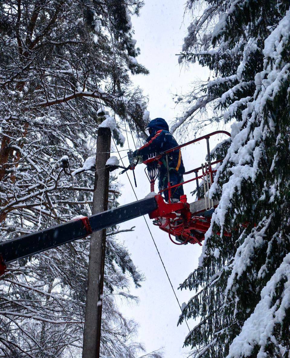 Кроме Боровского округа локальные нарушения энергоснабжения сегодня произошли в Жуковском Малоярославецком Хвастовичском и Юхновском округах К устранению последствий привлечены 27 бригад Калугаэнерго 135 специалиста 42 единицы спецтехники Работы будут вестись непрерывно до восстановления электроснабжения всех потребителей Наш канал в MAX