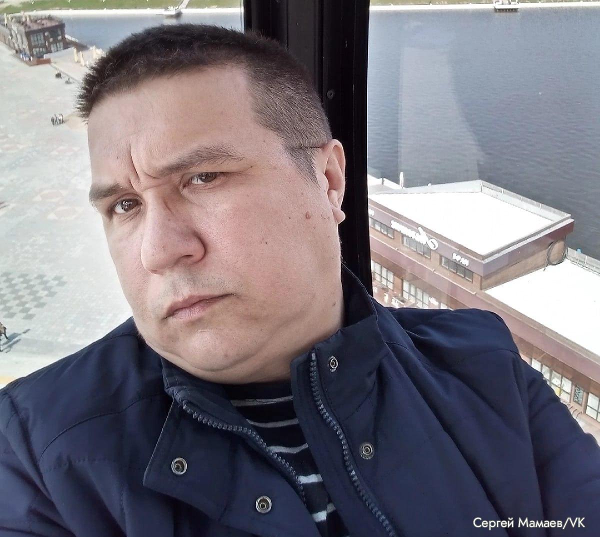 Активист из Марий Эл попал в СИЗО по делу об участии в штабах Навального . Даты «преступлений» совпали с акциями памяти политика и «Полднем против Путина» Журналист Алексей Серегин подтвердил, что йошкар-олинский активист Сергей Мамаев находится в СИЗО. Серегин также опубликовал даты совершения «преступлений», который вменяют Мамаеву. О возбуждении против Мамаева дела об участии в деятельности экстремистской организации статья 282.2 УК РФ стало известно 22 июля, в этот день у него дома прошел обыск. По данным Алексея Серегина, активисту вменяют шесть эпизодов, датированных 2023-2025 годами. Что именно стало поводом для возбуждения дела, Серегин не уточнил. При этом, дата 4 июня 2023 года совпадает с публикацией Мамаевым селфи в футболке с надписью Free Navalny в день рождения политика. За это полицейские составили на него протокол о демонстрации экстремистской символики статья 20.3 КоАП РФ . Даты 3 и 20 августа 2023 года совпадают с публикацией Мамаевым ссылок на видео на канале Алексея Навального, 17 марта 2024 — фото бюллетеня с надписью «Навальный» во время акции «Полдень против Путина», 26 марта 2024 — фото Навального на 40-й день с его гибели, 4 июня 2025 — акция памяти в день рождения Навального. Деятельность организации запрещена в России #МарийЭл