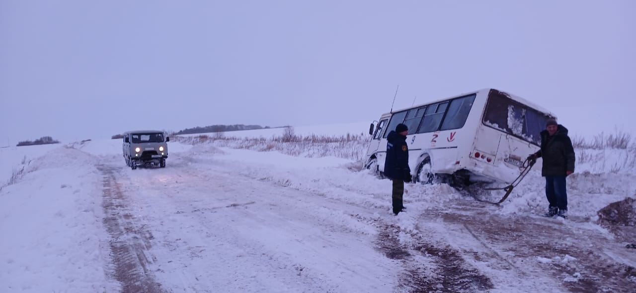 Пожарные Амурского центра ГЗ и ПБ по всей области оказывают помощь застрявшим в снегу автомобилистам   Вчера вечером пожарным Тамбовского округа поступило два сообщения о помощи на дороге. Первое от амурчан, застрявших на дороге между населенными пунктами Муравьевка и Духовское. Двое 19 летних парней на автомобиле Т-Королла застряли в снегу в 8 км от населенного пункта. На помощь выехали пожарные из Муравьевки. Они эвакуировали ребят в село.   Второе сообщение поступало от водителя рейсового автобуса, который застрял в снежном заносе  между населенными пунктами Садовое и Лермонтовка.  Пожарные Амурского центра ГЗ и ПБ эвакуировали одного пассажира до Раздольного, остальные были доставлены в Тамбовку. Автобус с помощью тяжелой техники вытащили из снега.   Также вечером 26 ноября между Антоновкой и Райчихинском на автодороге застряли три Камаза, груженные удобрениями. Пожарные Райчихинска предложили водителям эвакуироваться в город. Они от помощи отказались.   Ночью пожарные пожарного поста с. Натальино противопожарной службы области выезжали на помощь автомобилю скорой помощи. «Скорая» приехала на вызов в с. Прядчино. Оттуда врачи забрали больного, но не смогли выехать из поселка-увязли в снежном сугробе. Пожарные вытащили авто из снега и сопроводили до автотрассы.    Сегодня около шести часов утра в Магдагачинском округе на федеральной трассе возле заправки «Альянс» у амурчан сломался автомобиль. Мужчина и женщина начали замерзать и попросили помощи. К ним выехали пожарные из Тыгды, которые доставили людей в поселок.   Также сегодня в районе с. Григорьевка Ромненского округа  сошел с трассы рейсовый автобус маршрута «Ромны-Благовещенск». На помощь выезжали пожарные с. Поздеевка Амурского центра ГЗ и ПБ. Пассажиров пересадили в  другой транспорт и доставили в Ромны. Автобус из кювета вытянула  спецтехника.    Фото из Тамбовского и Ромненского округа