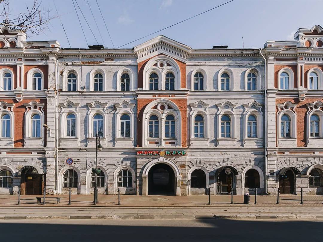 Дом И Н Соболева Здание было построено в 1862 году в стиле академической эклектики Сразу привлекают внимание высокие венецианские окна ставшие популярными в городе ближе к концу XIX века На первом этаже располагались торговые лавки на втором ресторан а на третьем гостиница В боковых корпусах находились Соболевские бани Сегодня в здании расположены офисы бары и магазины Адрес Рождественская улица 40 Подписаться на Нижний Новгород Афиша