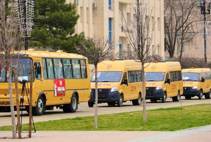 Школам Дагестана передали 50 новых автобусов. На их закупку было выделено 160,9 млн рублей.   Сейчас школьный автопарк Дагестана насчитывает более 740 единиц транспорта. В текущем учебном году организована перевозка более 26 тыс. учеников.   В этом году ожидается поставка еще 20 автобусов, сообщили в правительстве республики.  Фото: пресс-служба правительства Дагестана.