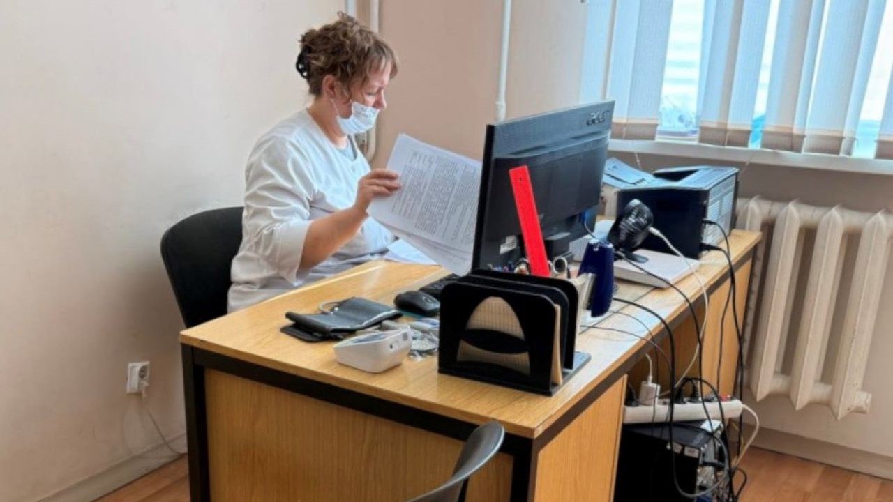 В Мончегорске открылся кабинет гериатрии По словам и о главного врача Мончегорской центральной районной больницы Анастасии Марущак гериатрия предполагает комплексный подход к здоровью пожилого человека включающий анализ лекарственной терапии проверку когнитивных функций и рисков падений Цель не только продлить жизнь пациентов но и обеспечить ее качество сохраняя активность и когнитивное здоровье Фото правительство Мурманской области Все самые важные новости Telegram MAX