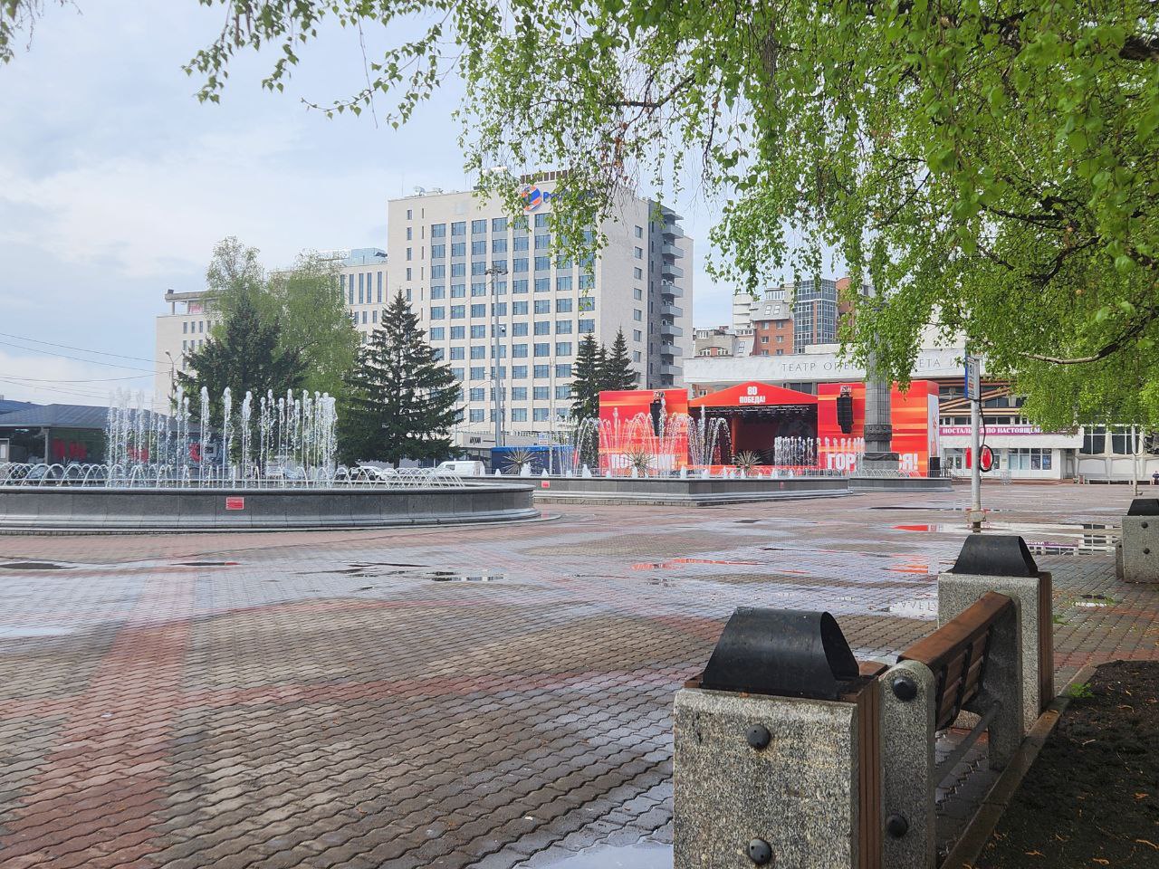 В Красноярске продолжают приводить улицы в порядок во время дождя В Красноярске 100 сотрудников дорожных предприятий и рабочих ручного труда продолжают приводить в порядок любимый город. Уборку продолжают даже в дождь, сообщает мэрия, и он не является помехой. Напротив, дождь прибивает пыль и умывает лавочки и тротуары. Грязь и крупный мусор собирают на улицах Тимошенкова, Павлова, Высотной, а также в местах массовых мероприятий. На Театральной площади уже чисто – сейчас там танцуют водные струи фонтанов. Фото: мэрия Красноярска