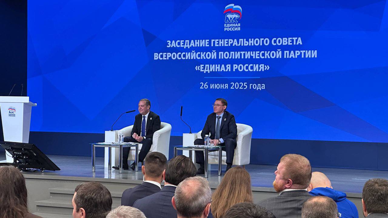 Дмитрий Медведев поддержал инициативу руководителя Курского исполкома «Единой России» Евгения Маслова о поощрении волонтёров, принявших участие в гуманитарной миссии в Курской области «И, пользуясь случаем, хочу сказать им всем огромное спасибо, потому что это не только сбор в нашу сторону личных вещей, продуктов питания, средств личной гигиены, но и так необходимых в эти часы средств помощи нашим военнослужащим. Ведь именно молодогвардейцы, сторонники, наши члены партии помогали эвакуации мирного населения, размещение их в пунктах временного размещения, сбор предложений, замечаний», — сказал Евгений Маслов. Председатель партии Дмитрий Медведев поручил проработать вопрос о поощрении тех, кто особо отличился в волонтерской работе. «Давайте еще раз скажем большое спасибо всем волонтерам, кто трудился и трудится в Курской области», — сказал Дмитрий Медведев. #МолодаяГвардия