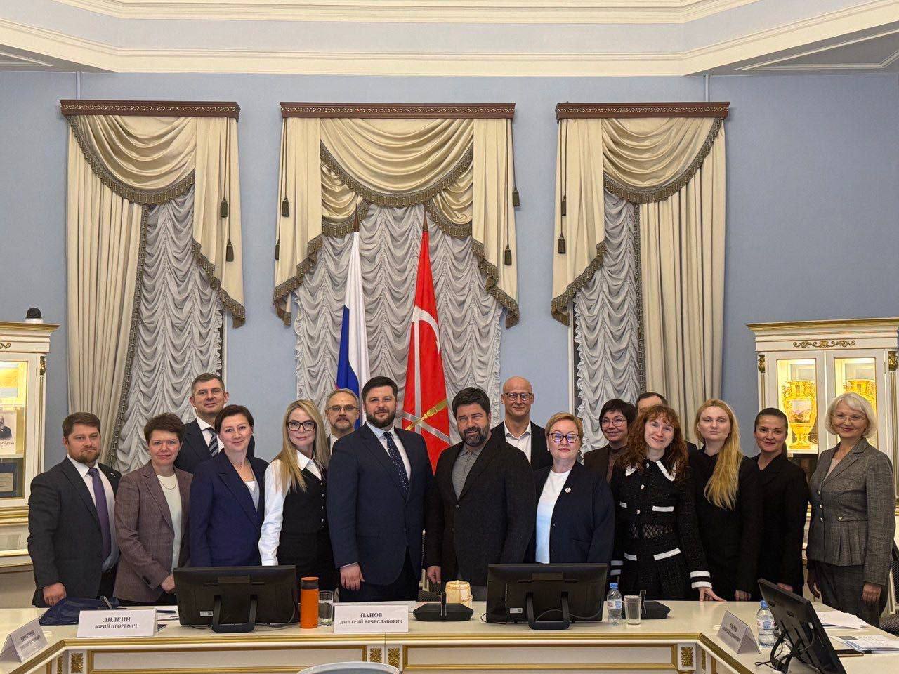 Делегация из Вологодской области презентовала торгово экономический туристический и инвестпотенциал региона в заксобрании Санкт Петербурга Участники встречи договорились вместе запустить несколько новых проектов в том числе регулярные отраслевые встречи бизнеса Вологодской области и Петербурга по линии местной Деловой России Отдельные слова благодарности председателю профильной комиссии по инвестициям заксобрания Санкт Петербурга Дмитрию Панову за внимание партнерский подход и поддержку дальнейшего взаимодействия отметили представители Вологодской области