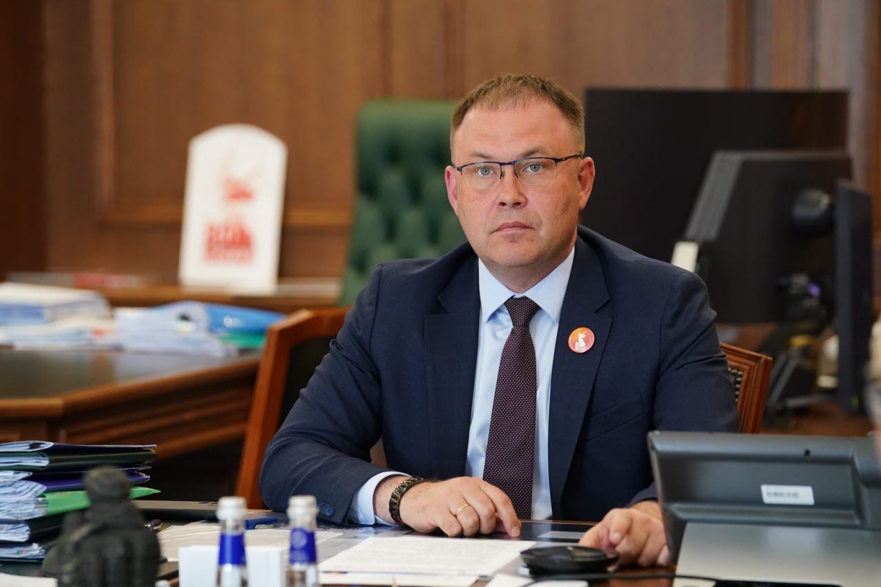 Более 67 тысяч детей в Кузбассе пользуются мобильным приложением «Заступник» В ТАСС состоялась пресс-конференция, посвящённая цифровым инструментам повышения уровня детской безопасности на примере системы помощи детям «Заступник». По видеосвязи участие принял губернатор Кузбасса Илья Середюк. Она позволяет ребёнку в экстремальной ситуации послать сигнал бедствия, позвать на помощь через бесплатное мобильное приложение и получить её в течение двух-трёх минут. Глава региона подчеркнул, что реализация проекта продолжается. Летом со школьниками будут работать в детских летних лагерях. В сентябре в рамках месячника безопасности будет организована информационная работа с первоклассниками и их родителями по подключению к мобильному приложению. Обо всём подробнее — на сайте.