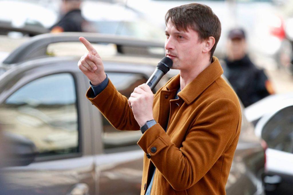 Юрий Витнянтский член бюро партии Возрождение аффилированной с Иланом Шором доставлен в инспекторат полиции сотрудниками правоохранительных органов Он пытался заблокировать колонну официальных лиц ожидаемых сегодня в Кишиневе Информацию NM подтвердила пресс секретарь Генерального инспектората полиции Диана Фетко уточнив что вместе с Витнянтским в инспекторат были доставлены и другие лица Они намеревались блокировать официальные кортежи во время их передвижения из аэропорта Правоохранители изъяли несколько устройств подтверждающих этот факт заявила Фетко для NewsMaker Напомним что 27 августа 2025 года в Кишинев прибудут президент Франции Эммануэль Макрон канцлер Германии Фридрих Мерц и премьер министр Польши Дональд Туск