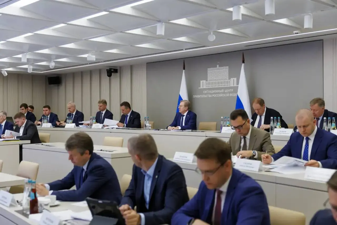 Виталий Савельев провел совещание по реализации проекта строительства высокоскоростной магистрали Москва Санкт Петербург Проект первой в России линии ВСМ включает в себя 7 этапов строительства Основной объем строительно монтажных работ сосредоточен в Московской и Тверской областях После завершения работ этот участок станет испытательным полигоном для отработки взаимодействия железнодорожного полотна и первого российского высокоскоростного поезда На остальных этапах ведутся подготовительные работы В общей сложности на всем протяжении трассы ВСМ задействовано более 24 тыс рабочих и свыше 10 тыс единиц техники Продолжается работа по производству высокоскоростного подвижного состава на заводе Уральские локомотивы в Верхней Пышме Уже завершены работы по сварке и окраске кузовов 4 вагонов первого поезда ВСМ
